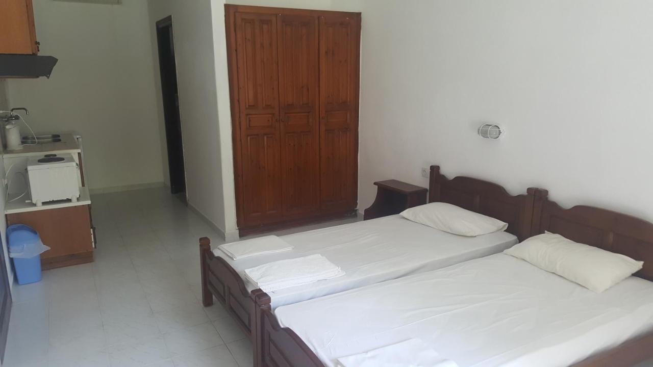 Amalia Apartments Koukounaries Bagian luar foto