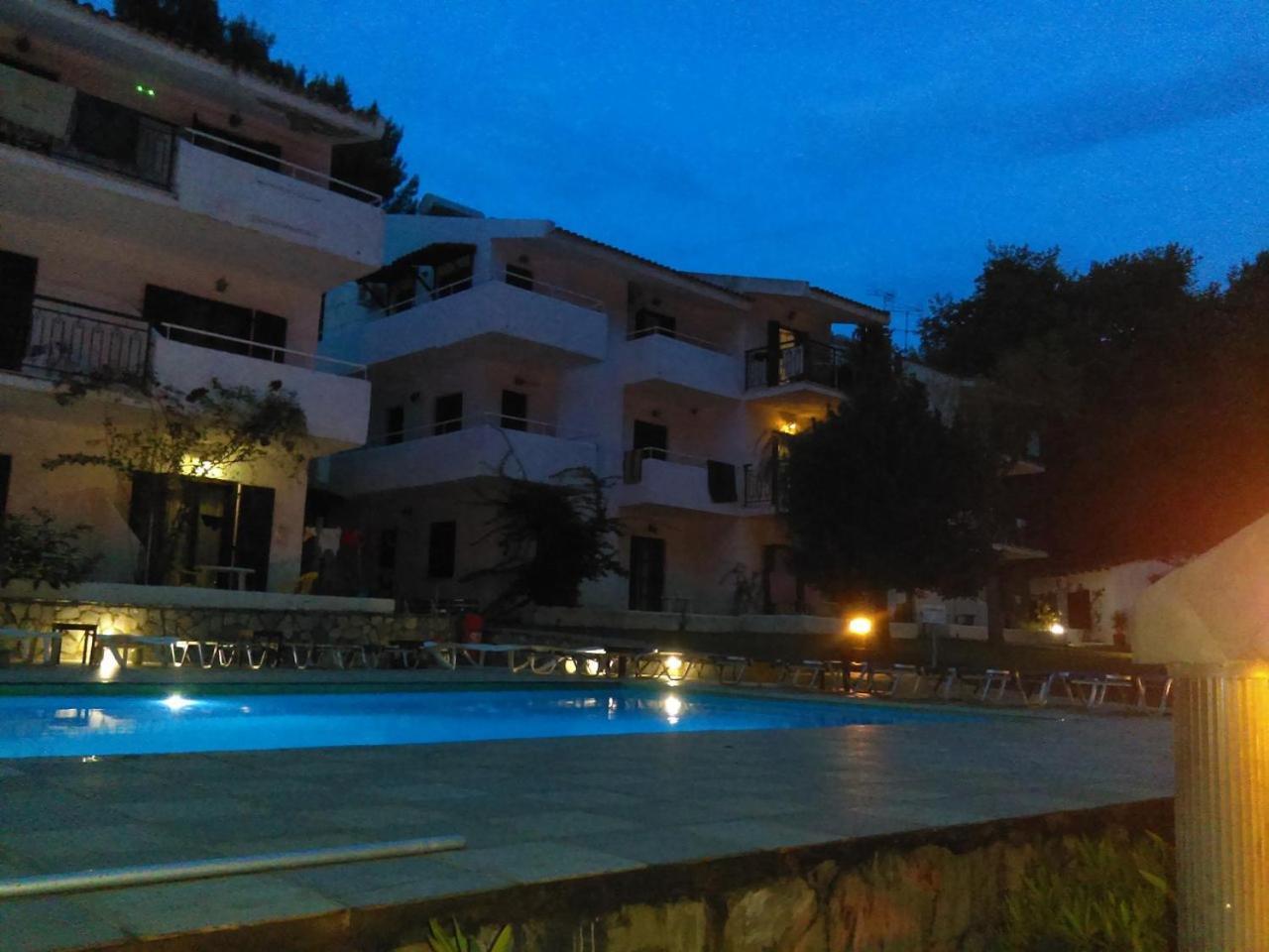 Amalia Apartments Koukounaries Bagian luar foto